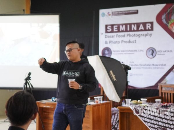 Unit Kegiatan Mahasiswa Bengkel Seni Kampus (Besik’s) Universitas Wiralodra Bantu Promosi UMKM Lewat Seminar Dasar Food Photography & Photo Product