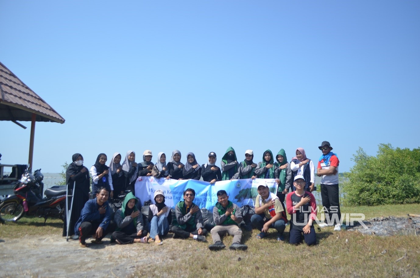 Hijaukan Kemerdekaan, SoBi Universitas Wiralodra Tanam 600 Mangrove di Pantai Tiris Indramayu